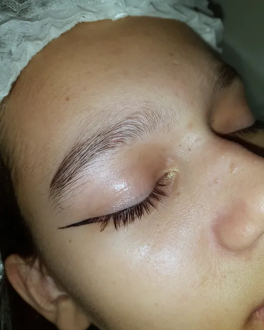 Sobrancelha antes do design com linha