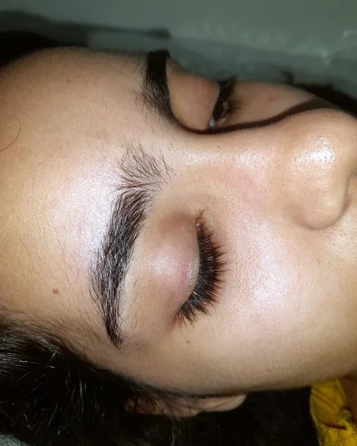 Sobrancelha antes do design com linha