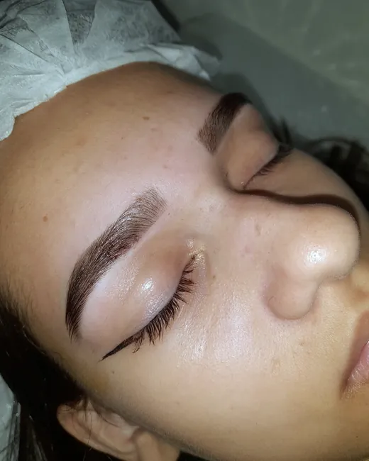 Sobrancelha depois do design com linha
